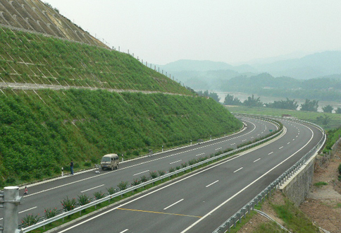河龙高速边坡修复