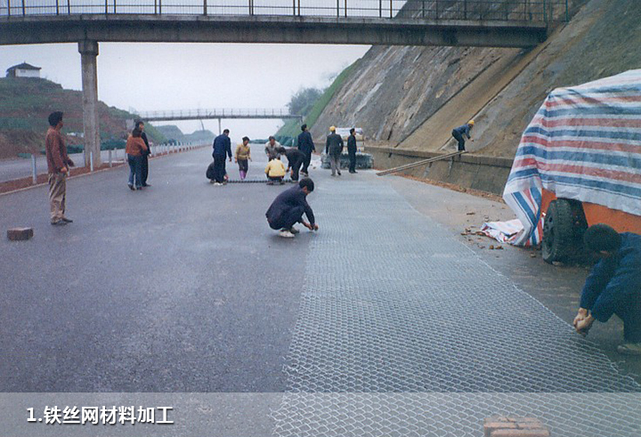 边坡喷草（达渝高速）