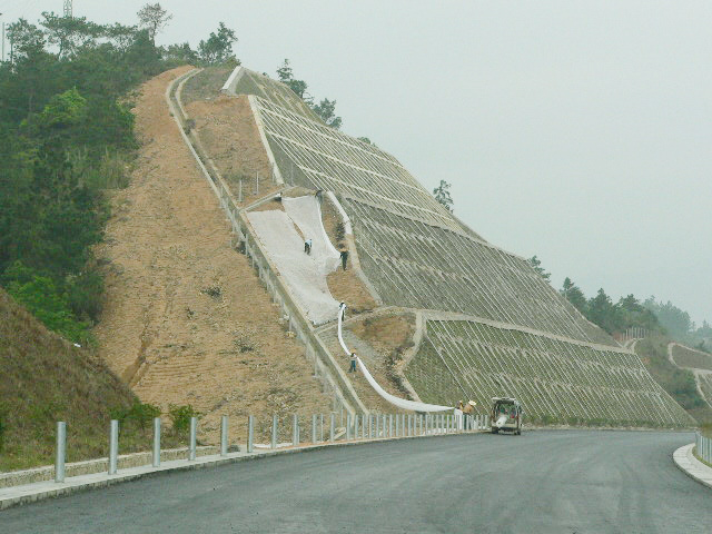 河龙高速边坡修复