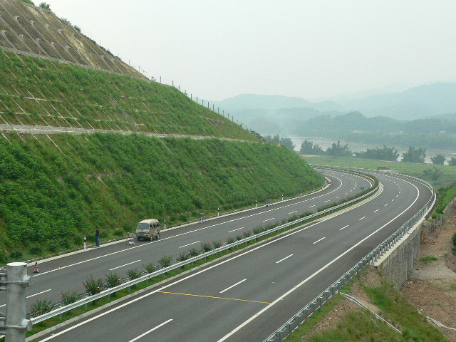 河龙高速边坡修复